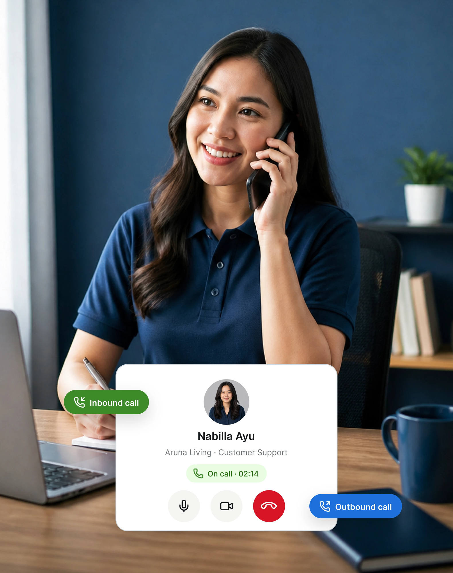 Agen customer support menjawab panggilan WhatsApp
